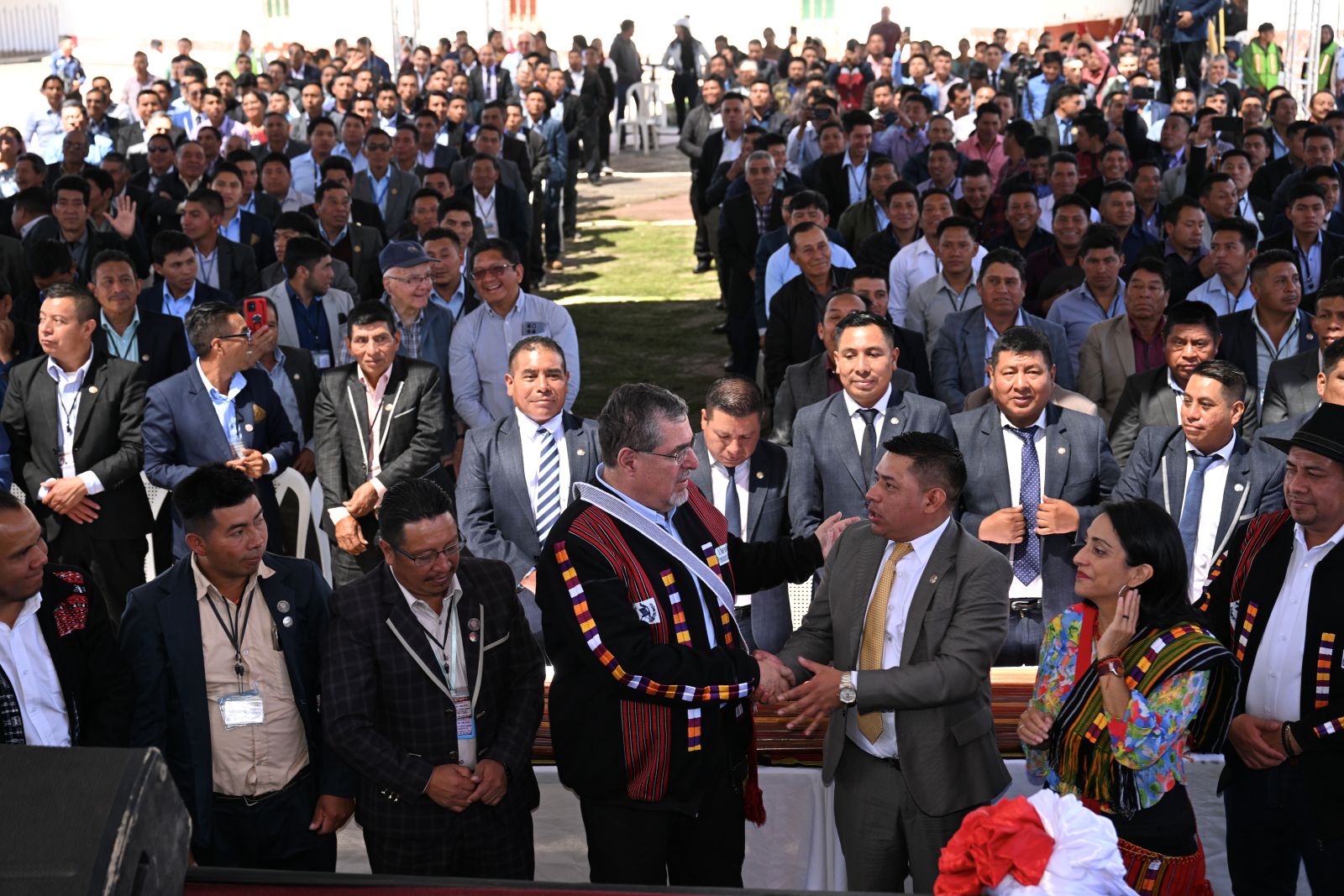 El presidente Bernardo Arévalo, junto a autoridades indígenas y habitantes de Santa María Chiquimula luego de la firma de la agenda de desarrollo territorial en ese municipio.