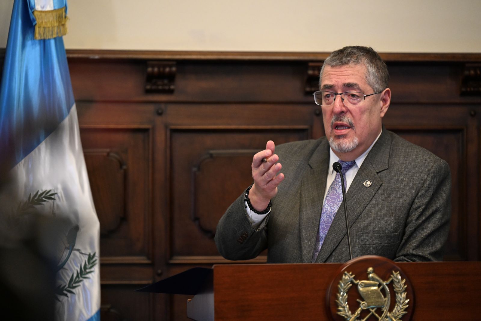 El presidente Bernardo Arévalo, durante La Ronda del lunes, en la que anunció iniciativa para liviar los precios de combustibles.
