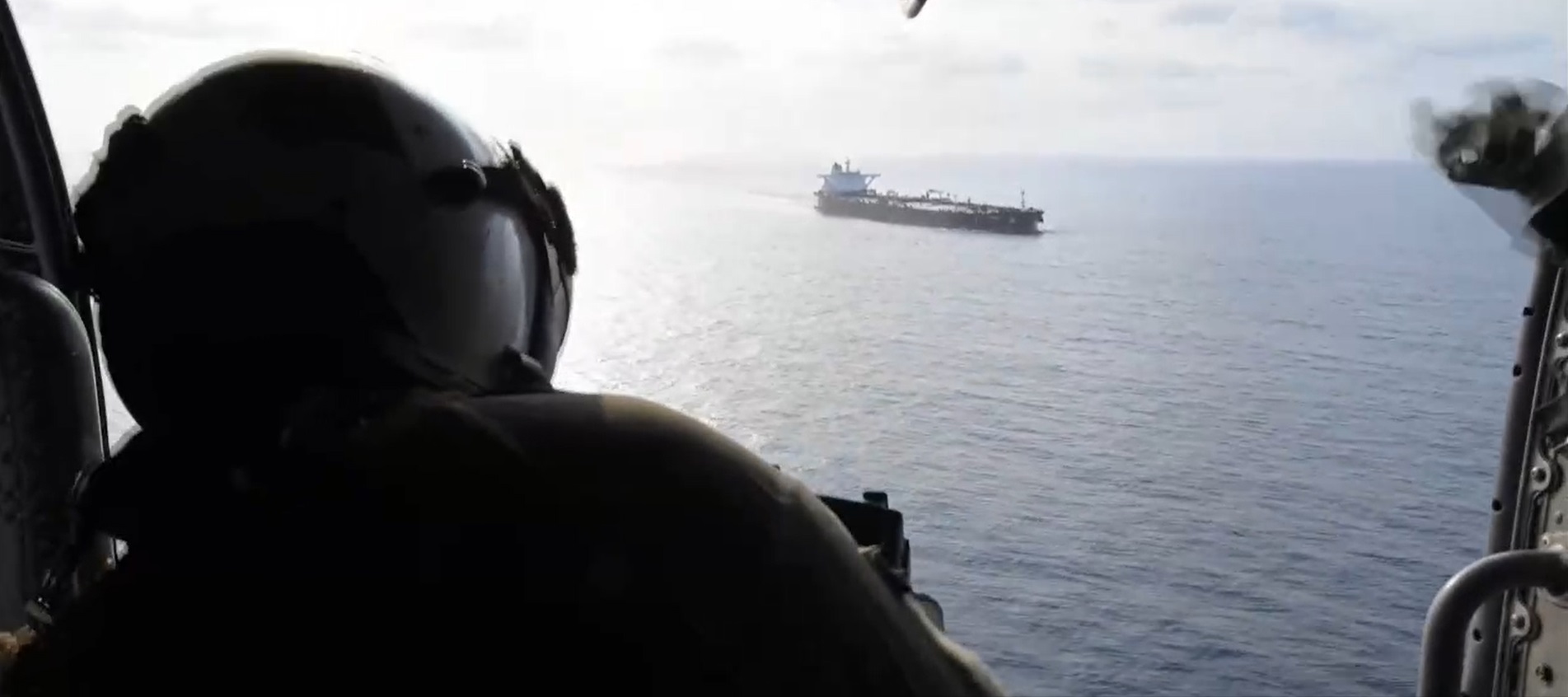 Militares estadounidenses impiden el paso a buque iraní en el estrecho de Ormuz.