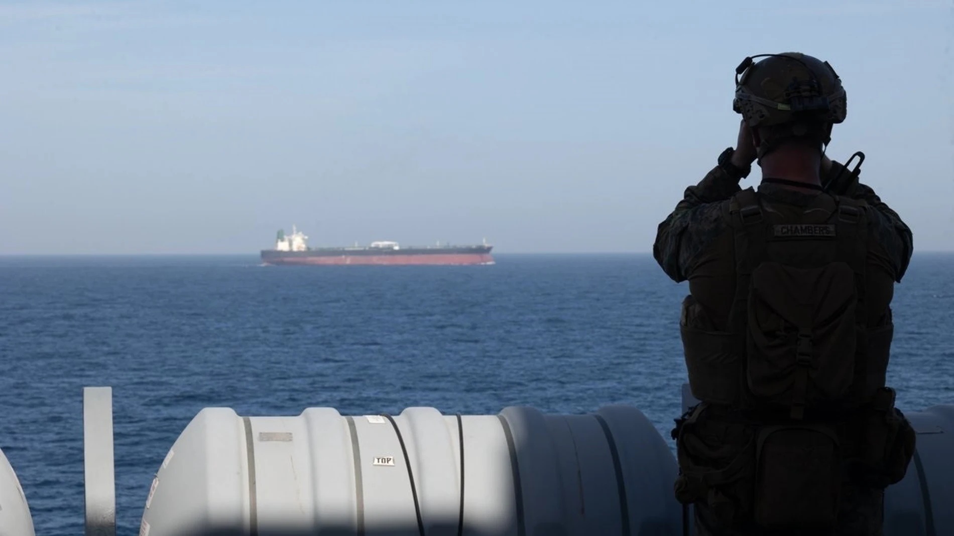 Estados Unidos mantiene bloqueo contra Irán en el estrecho de Ormuz, a pesar de alto el fuego indefinido.