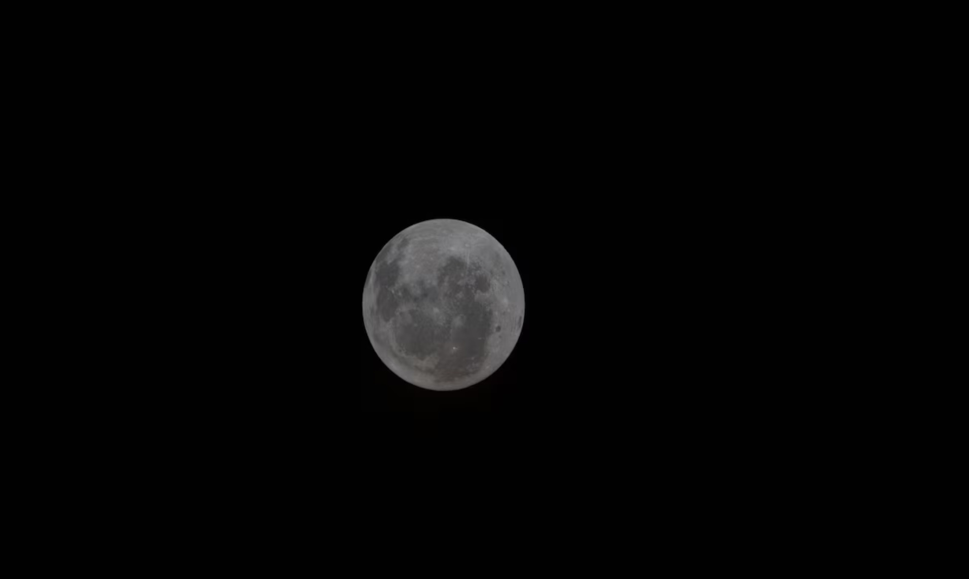 La misión Artemis II logró captar por primera vez una fotografía de la cara oculta de la luna.