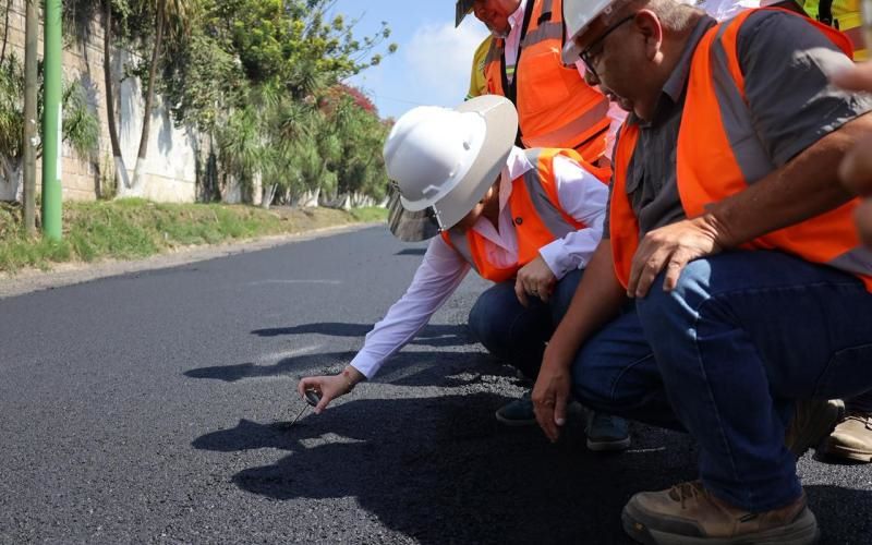 La ministra Norma Zea supervisó personalmente el avance de los trabajos en la Ruta CA-1 Oriente, (ruta Interamericana o carretera a El Salvador.)