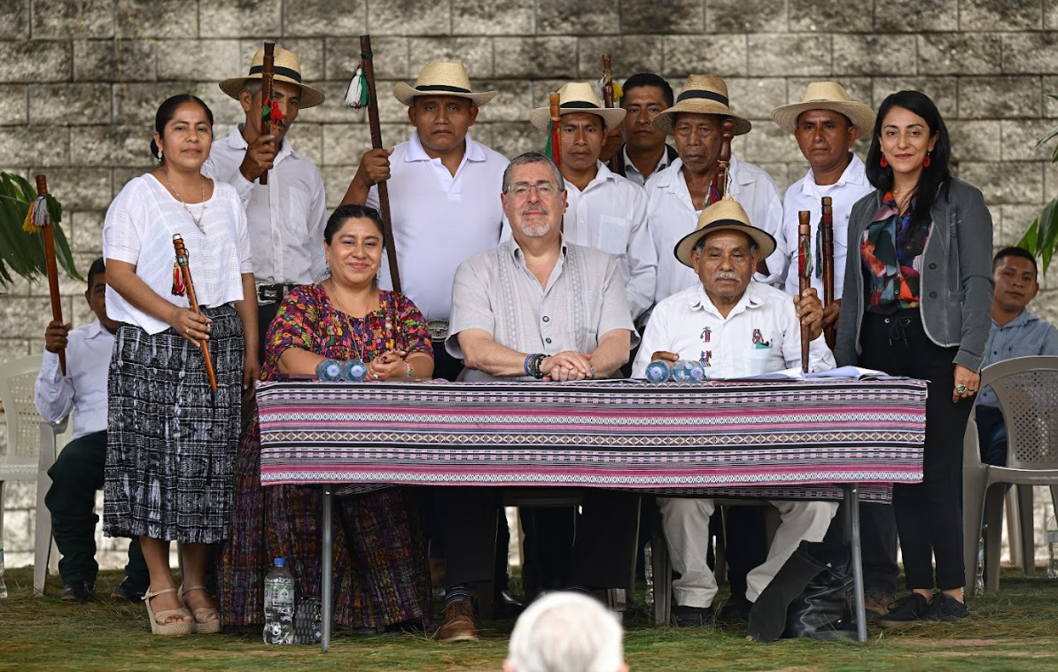 Presidente firma agenda territorial en Alta Verapaz.