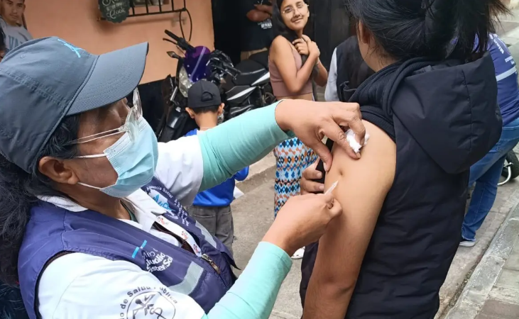 Salud acerca jornadas de vacunación a comunidades de zona 18 para prevenir enfermedades como el sarampión