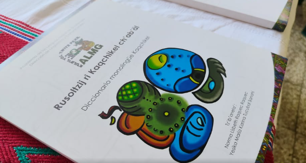 Presentan diccionario monolingüe de "kaqchikel". / Foto: ALMG.