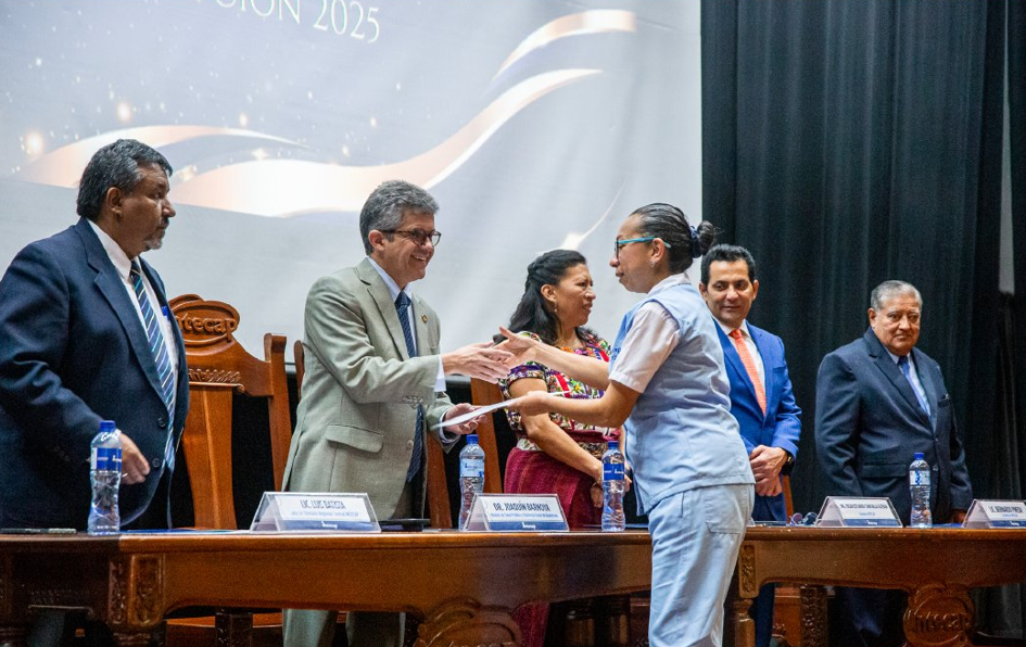 Gradúan a la primera promoción de auxiliares de enfermería en el Intecap. (Foto: MSPAS)