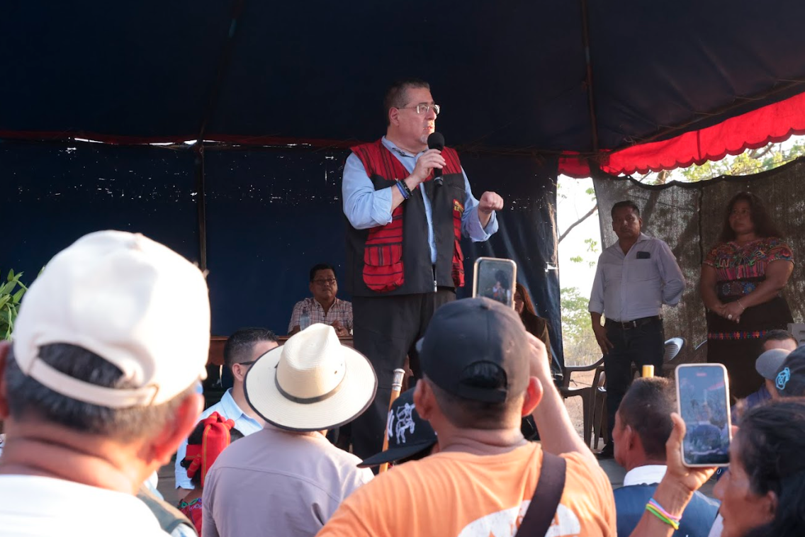 El presidente Bernardo Arévalo supervisó tramos carreteros de Retalhuleu junto a la comunidad. (Foto: Alex Jacinto)