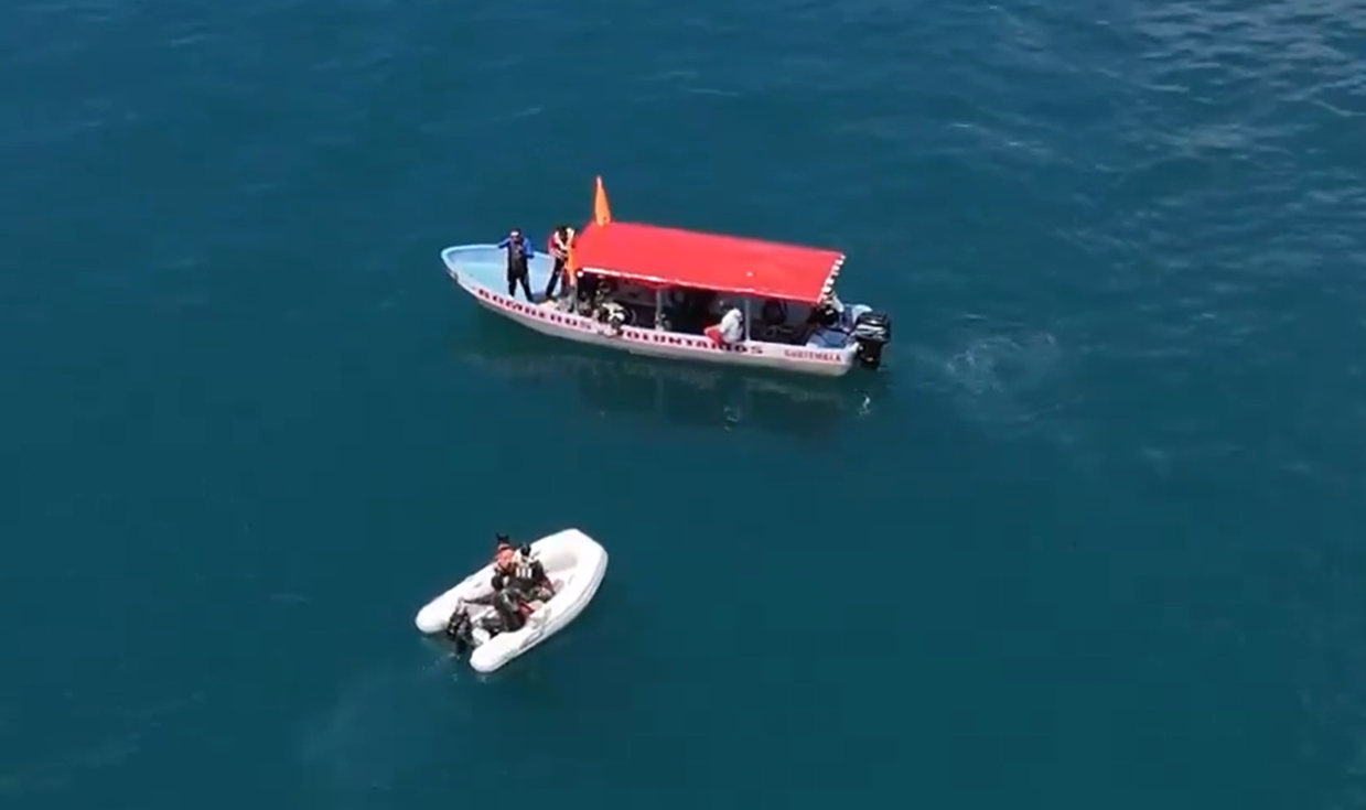 Encuentran cuerpo de hombre desaparecido en el lago de Atitlán. (Foto: Bomberos Voluntarios)