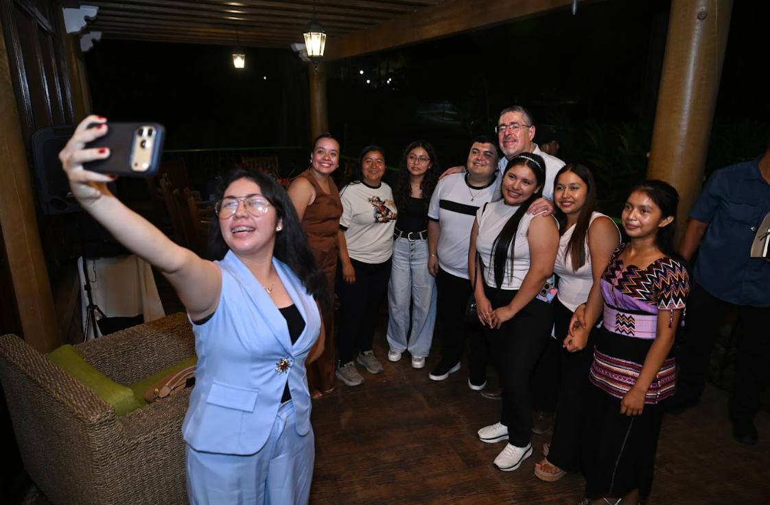 Jóvenes retaltecos persiguen sus sueños con Becas por Nuestro Futuro