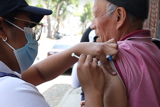 Jornada de vacunación de casa en casa llega a colonias de la ciudad capital. (Foto: MSPAS)