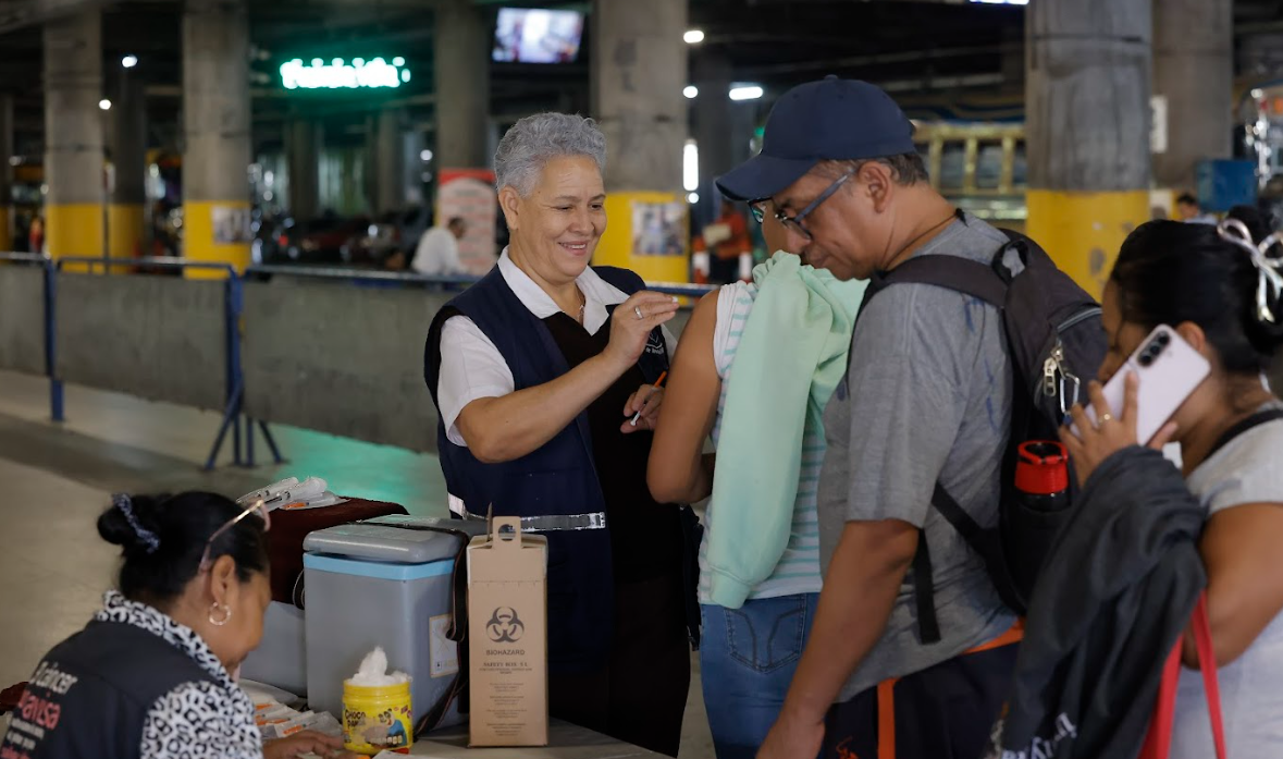 Vecinos agradecen el acercamiento de la vacunación contra el sarampión. (Foto: Gilbert García)