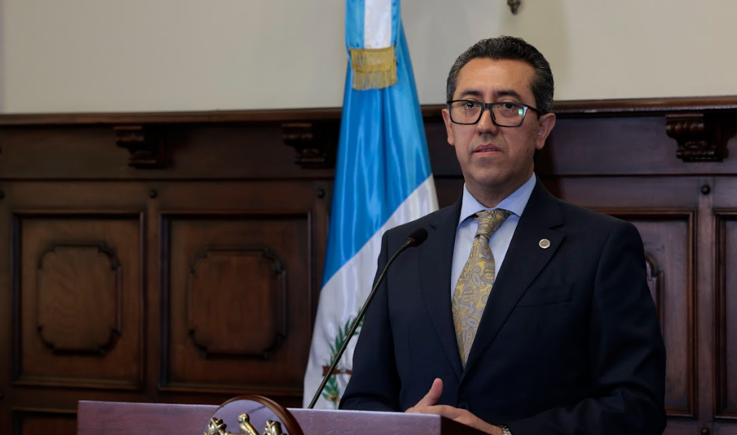 Ministro de Finanzas explicó durante la ronda que para los subsidios de combustibles no atraerán más deuda. (Foto: Alex Jacinto)