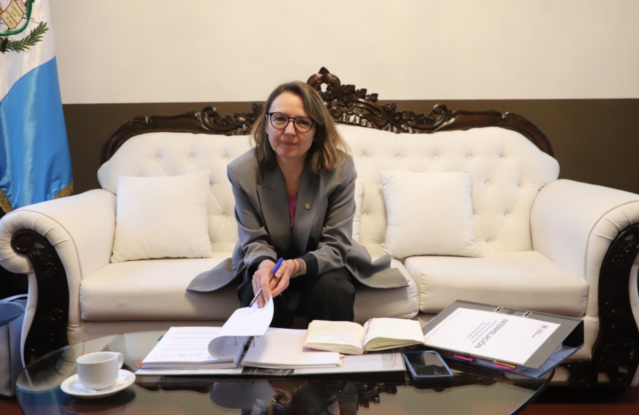 Ministra Patricia Orantes brindó detalles sobre la licencia ambiental cancelada a la Universidad de San Carlos de Guatemala. (Foto: Marn)