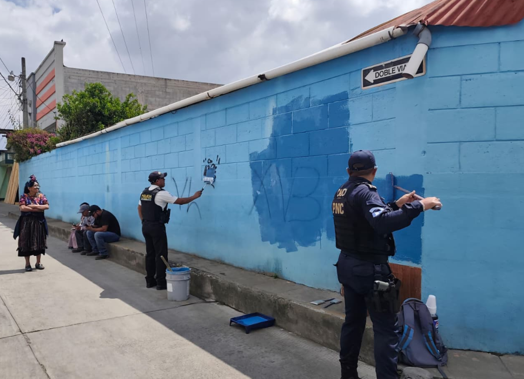 Recuperan espacios públicos en San Juan Ostuncalco y eliminan grafitis vinculados a maras