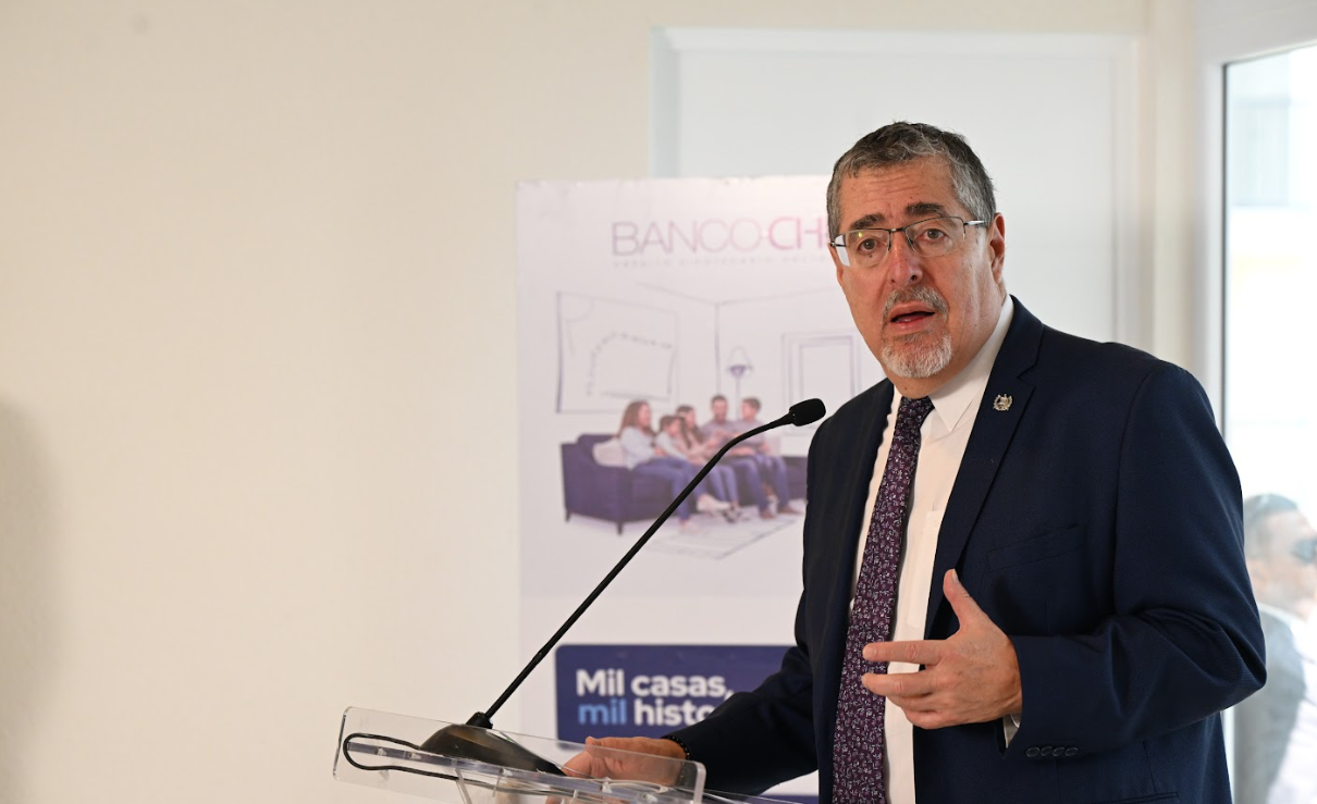 Presidente Bernardo Arévalo: “Hoy 1,001 familias han cumplido el sueño de tener una casa propia”