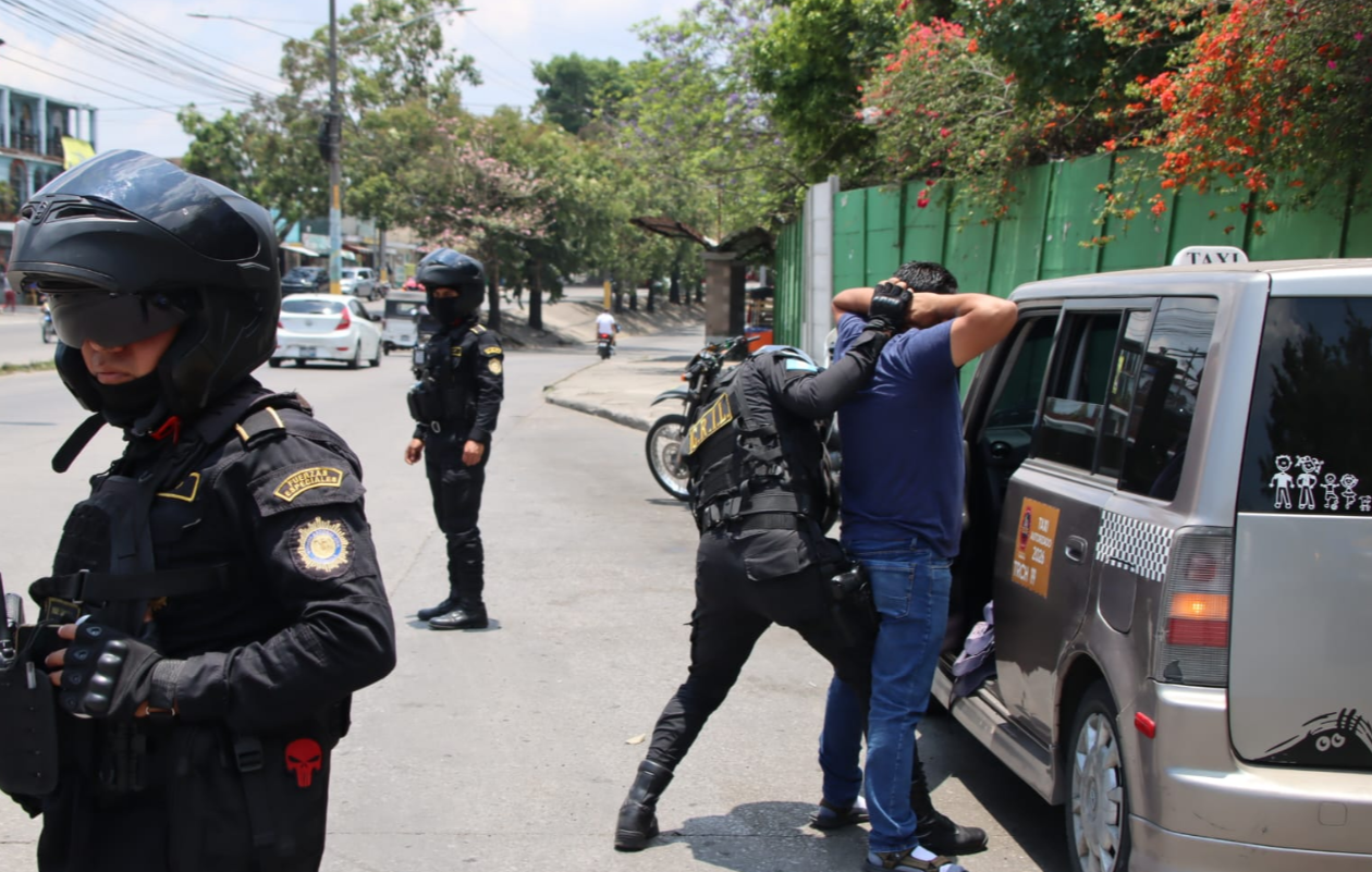 Los operativos contra taxis piratas forman parte de una estrategia integral de la PNC para combatir el transporte ilegal. / Foto: PNC