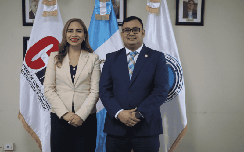 Pai Ela Escobar, directora de DGT, junto al viceministro de Transportes, Fernando Suriano. / Foto: CIV.