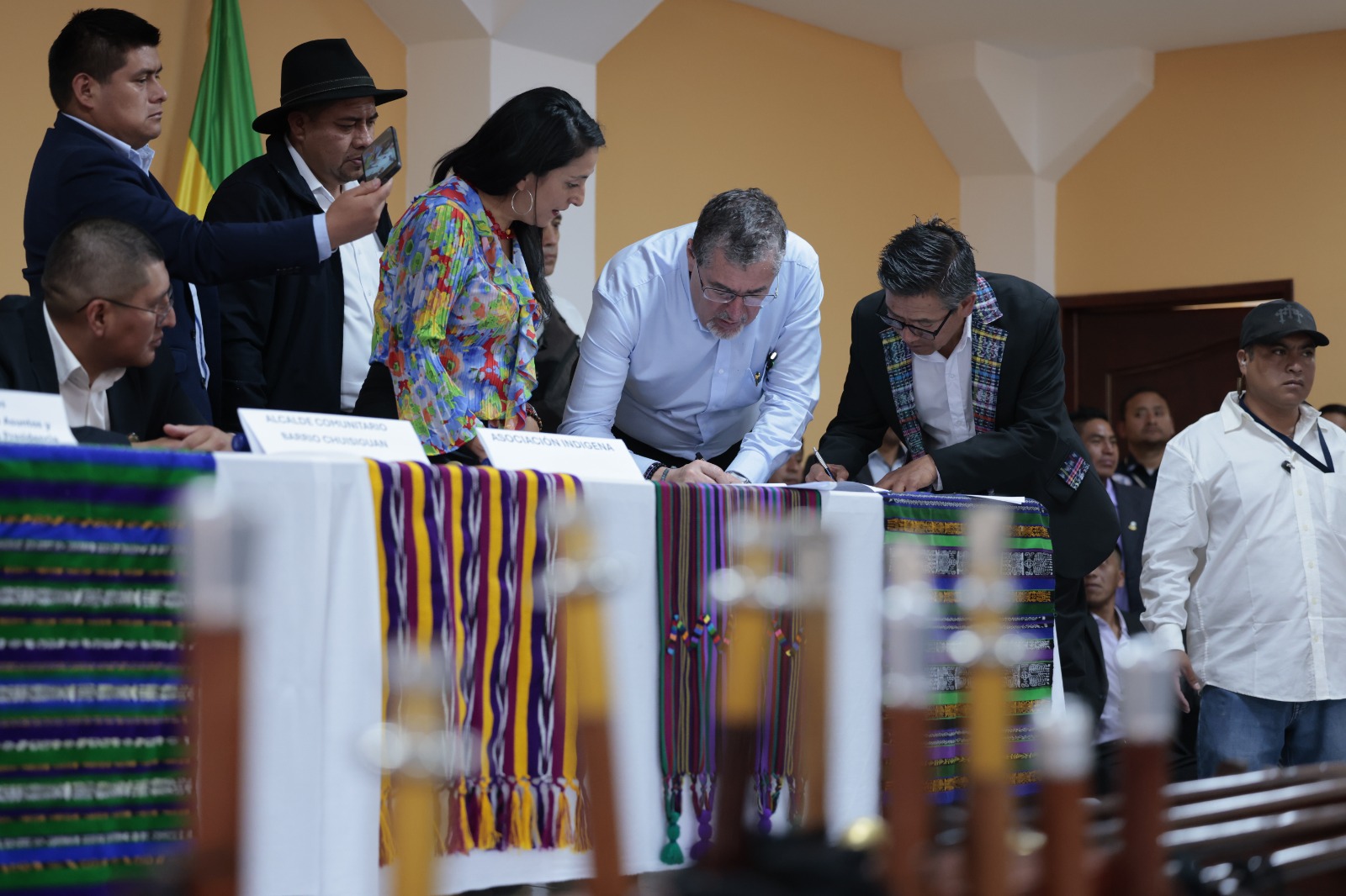 El presidente Bernardo Arévalo y autoridades indígenas de San Francisco el Alto, firman agenda de desarrollo territorial para ese municipio.