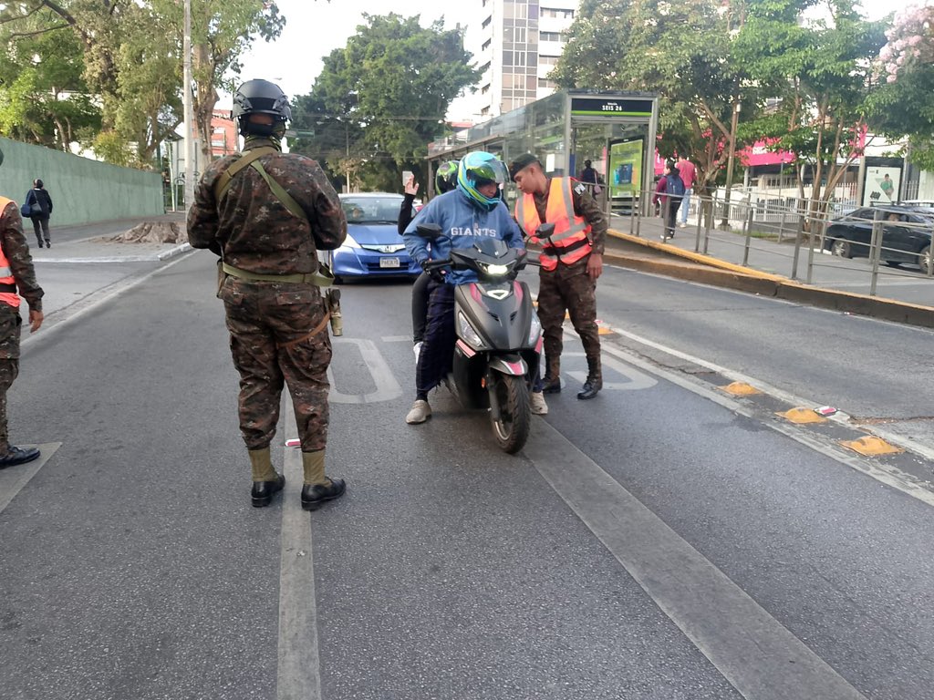 La implementación del Plan Semáforo Seguro se concentra en áreas de alto flujo vehicular. /Foto: Ejército