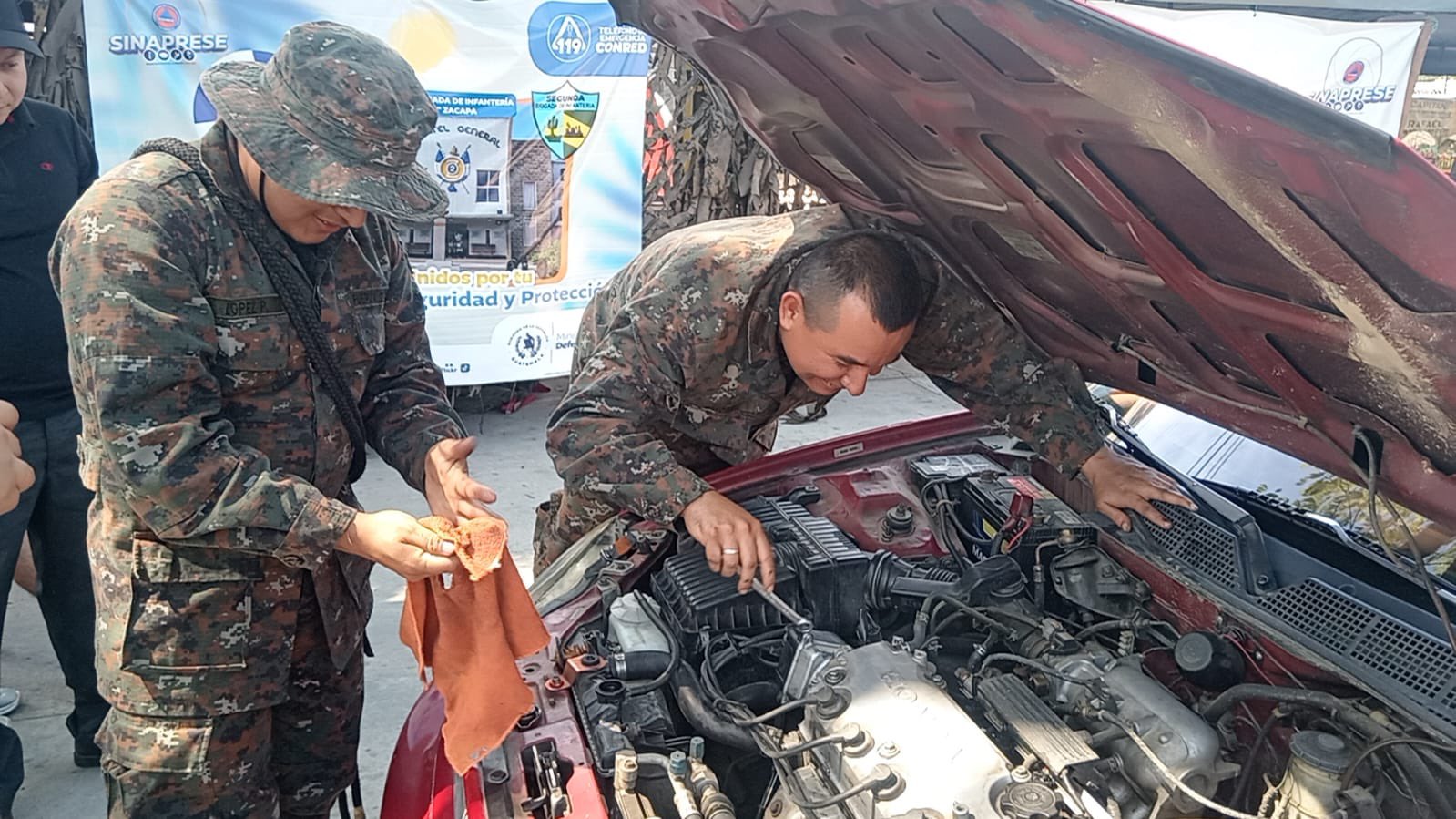 El ministro de la Defensa Nacional reconoció el trabajo de todas las brigadas que trabajaron en el Sinaprese. (Foto: Mindef)