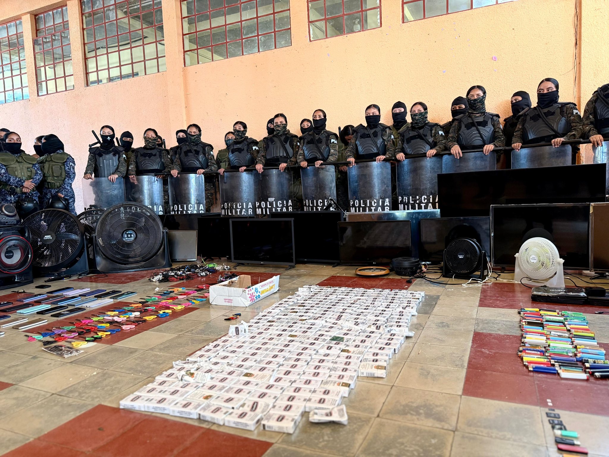 Requisa en Centro de Orientación Femenino deja teléfonos celulares y armas punzocortantes incautadas. / Foto: Mindef.