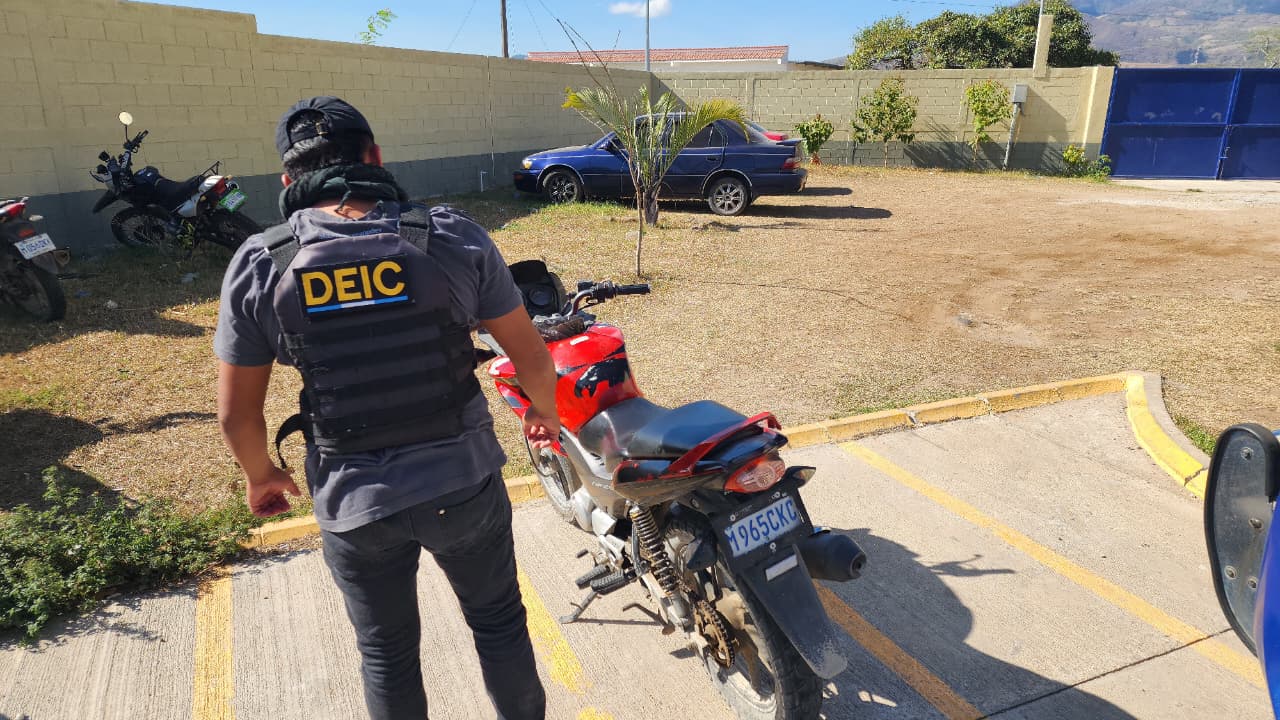 La institución también destacó que estas diligencias permiten la recuperación de motocicletas con reporte de robo. / Foto: PNC.