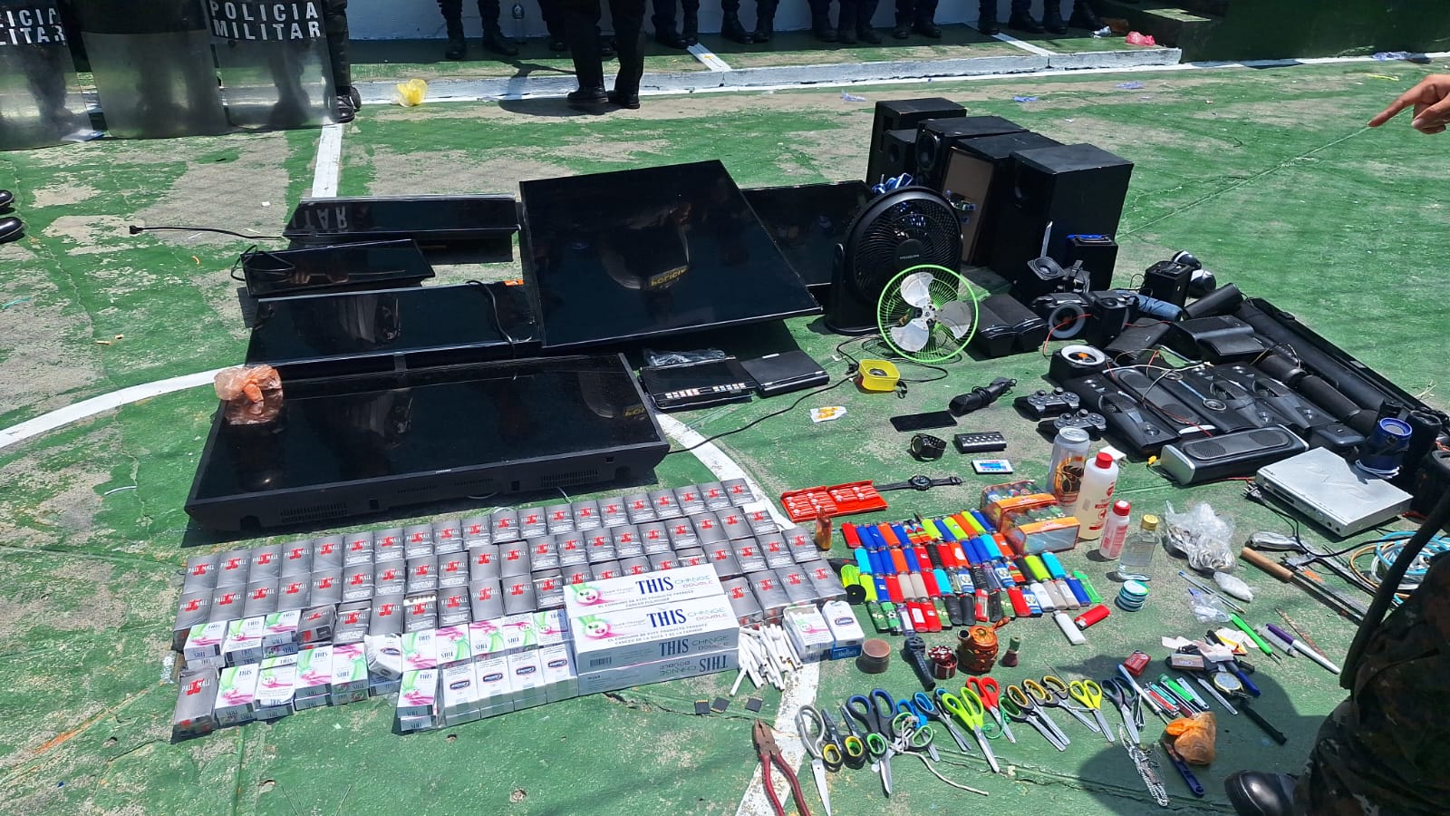 En el marco de la requisa, las autoridades reportaron el hallazgo de varios aparatos electrónicos y artículos no permitidos dentro del centro carcelario. / Foto: PNC