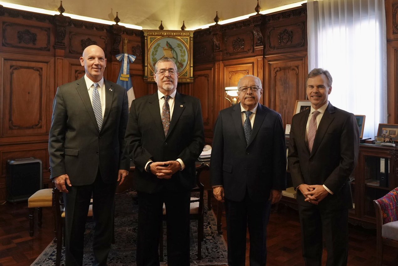 Autoridades de gobierno reciben a los encargados de Negocios de Estados Unidos. / Foto: @usembassyguate.