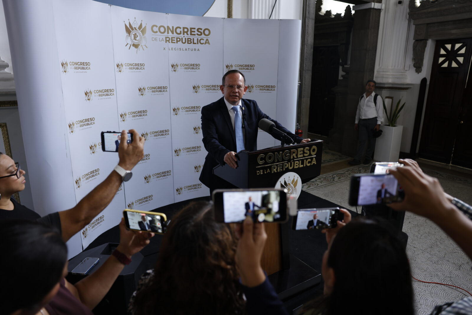 Ministro de Desarrollo da declaraciones a medios de comunicaci{on en el Congreso. / Foto: DCA