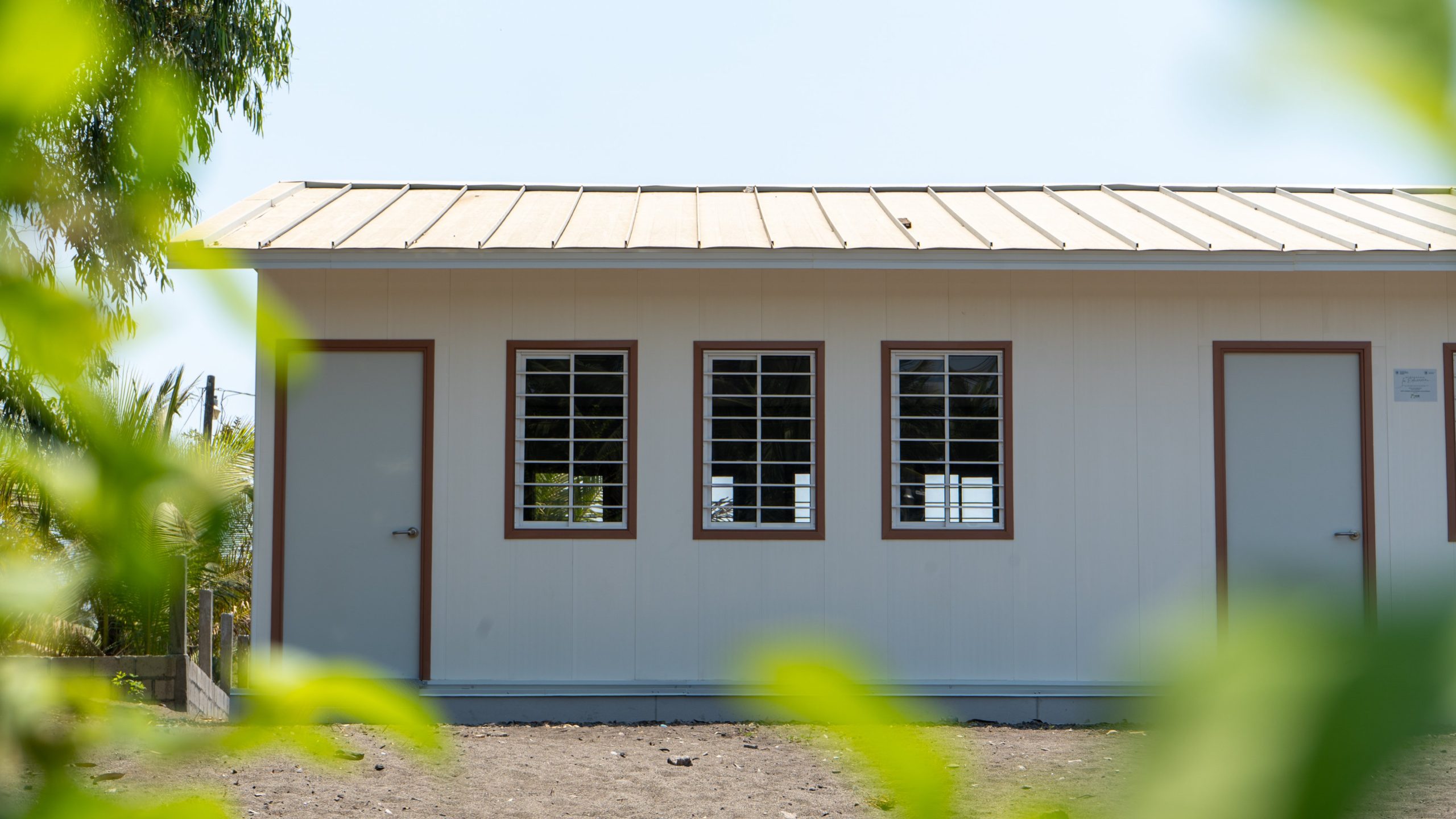 UCEE llevó a cabo la instalación de módulo prefabricado en la Escuela Oficial Rural Mixta de Santo Domingo. (Foto: UCEE)