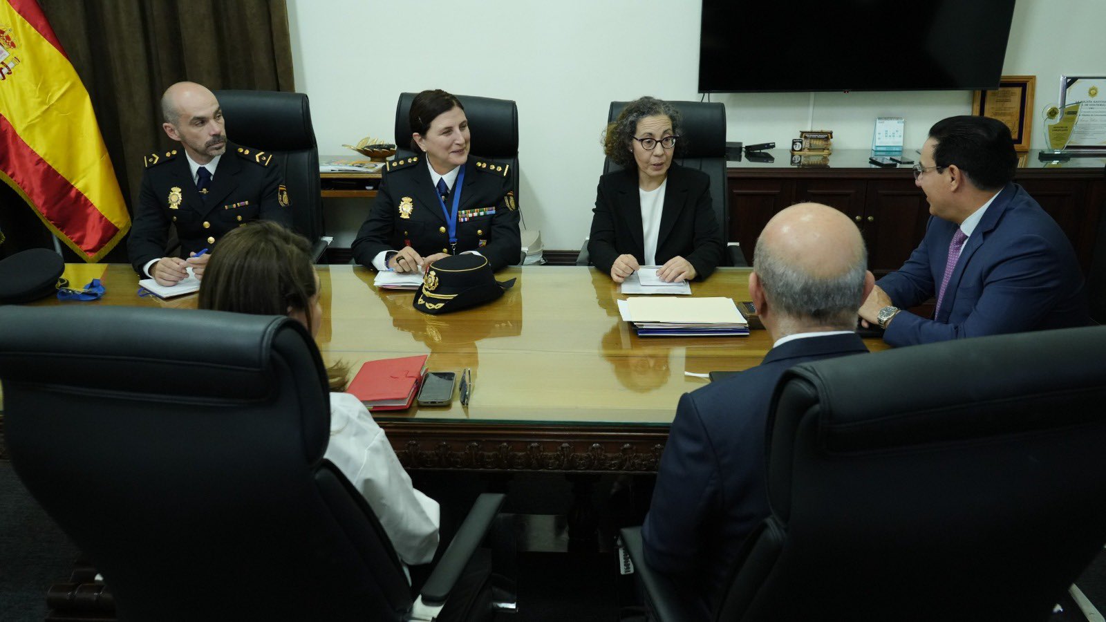 Ministro de Gobernación (derecha) en el diálogo con la consejera del Interior de la Embajada de España (centro) y la embajadora (superior-derecha). / Foto: Mingob.