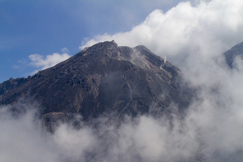 Volcán Santiaguito continúa lanzando flujos piroclásticos y ceniza