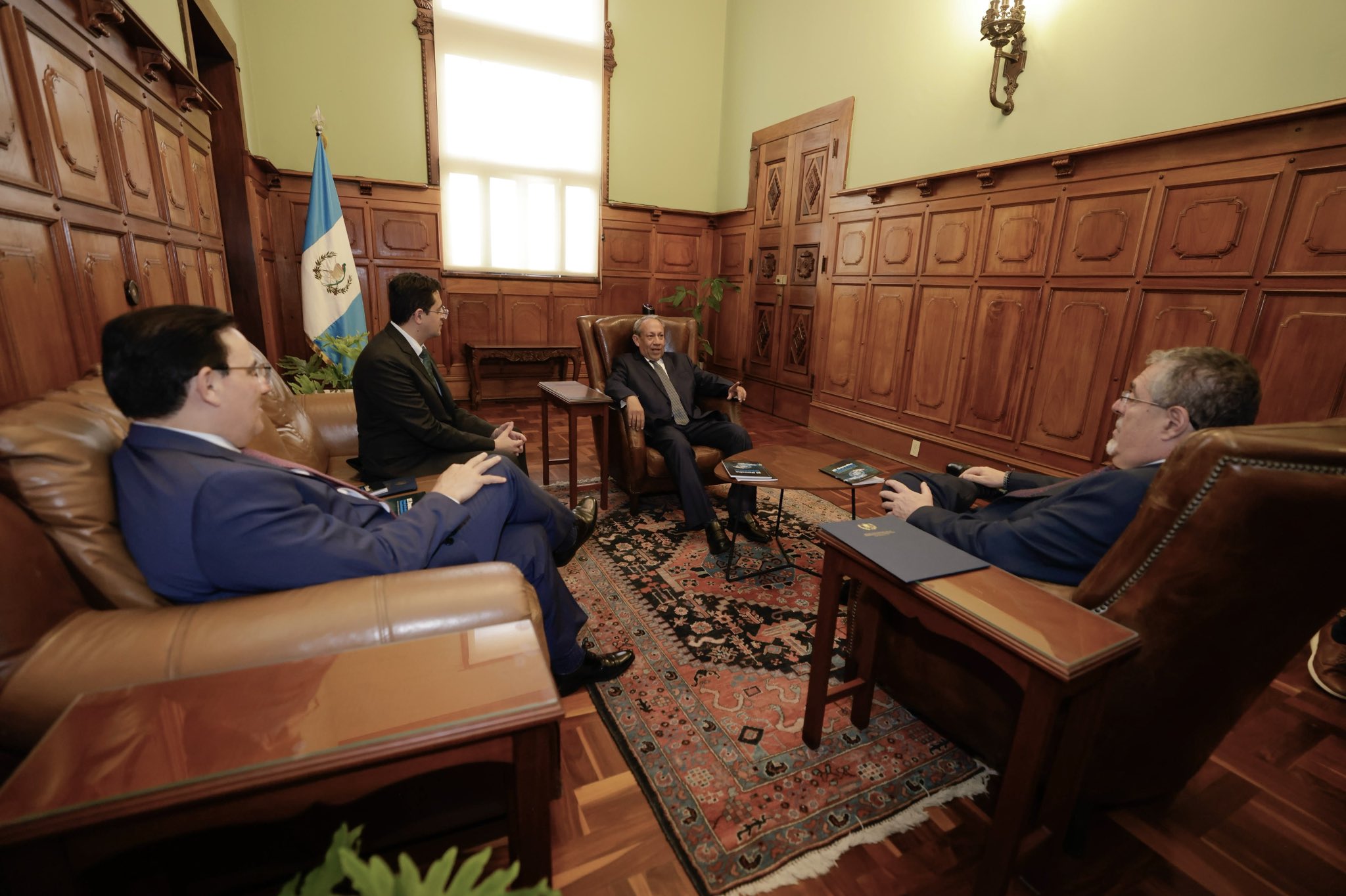 Presidente Bernardo Arévalo entrevista a aspirantes a fiscal general del Ministerio Público. / Foto: Dickéns Zamora, Gobierno de Guatemala.