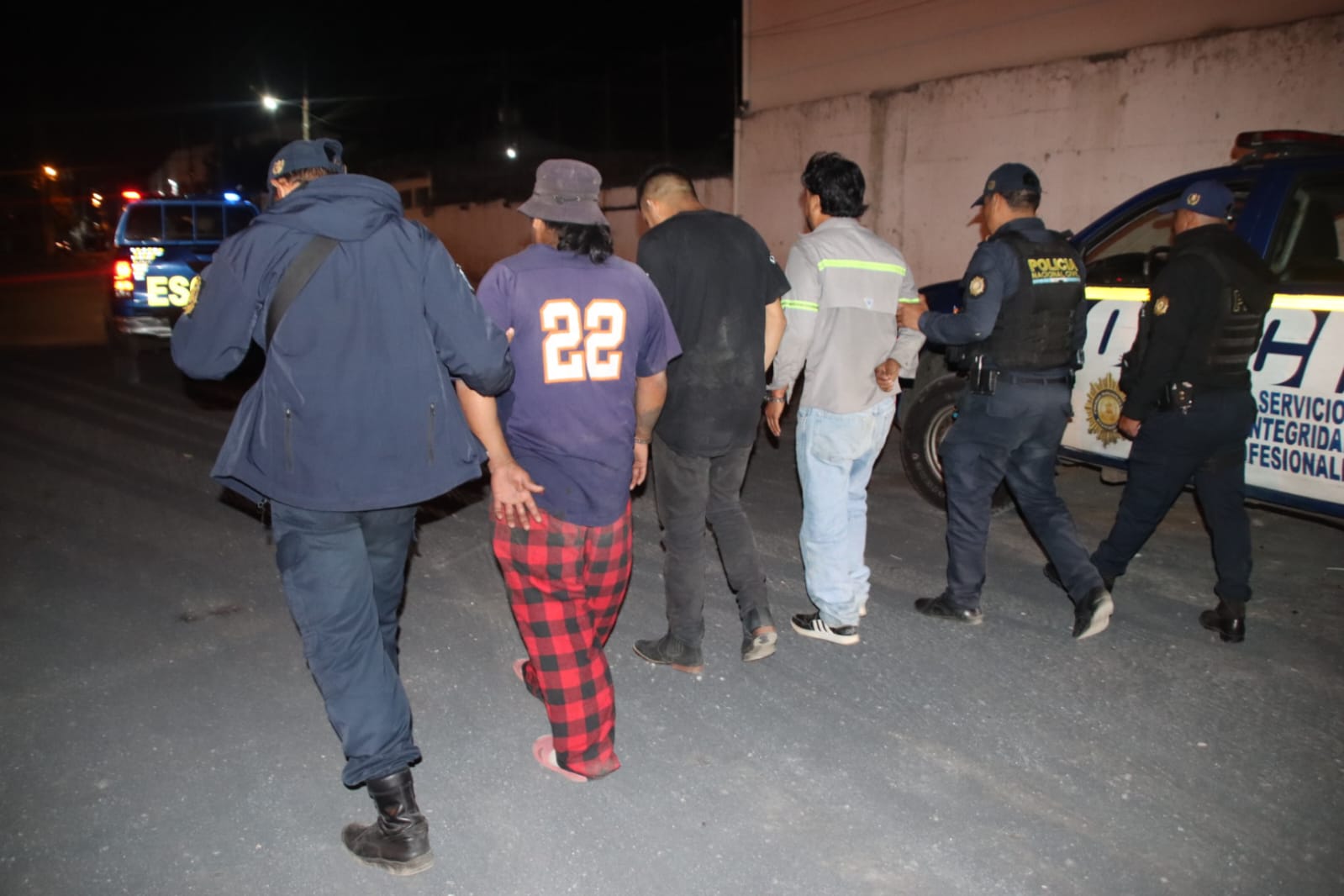 PNC captura a presuntos roba furgones en Escuintla y recupera cargamento robado