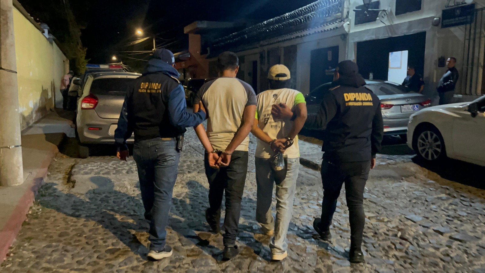 Los detenidos fueron identificados como José N, de 57 años, y Erick N, de 34, quienes tienen vínculo familiar. / Foto:PNC