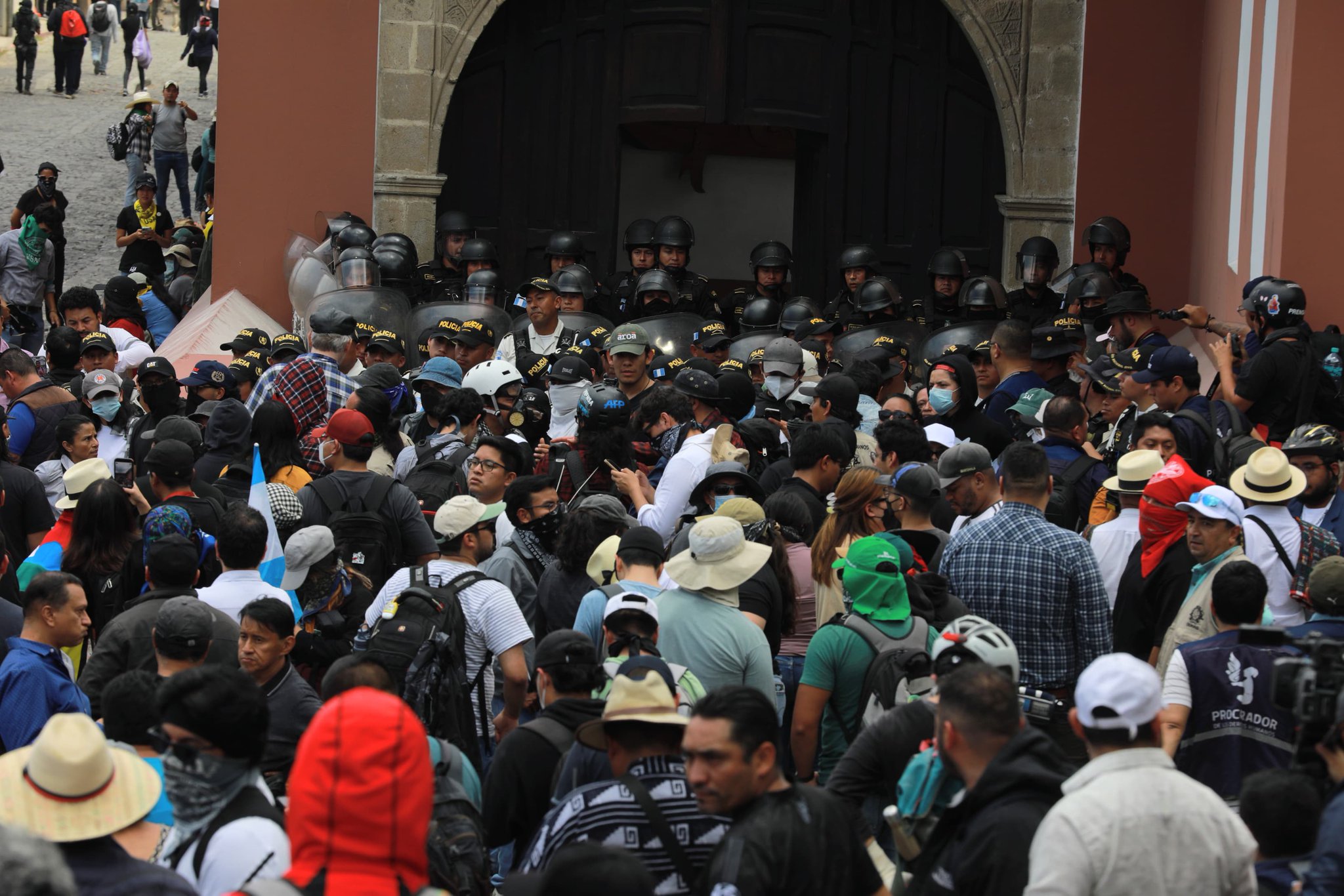 PNC refuerza seguridad y declara “cero tolerancia a encapuchados” en La Antigua Guatemala