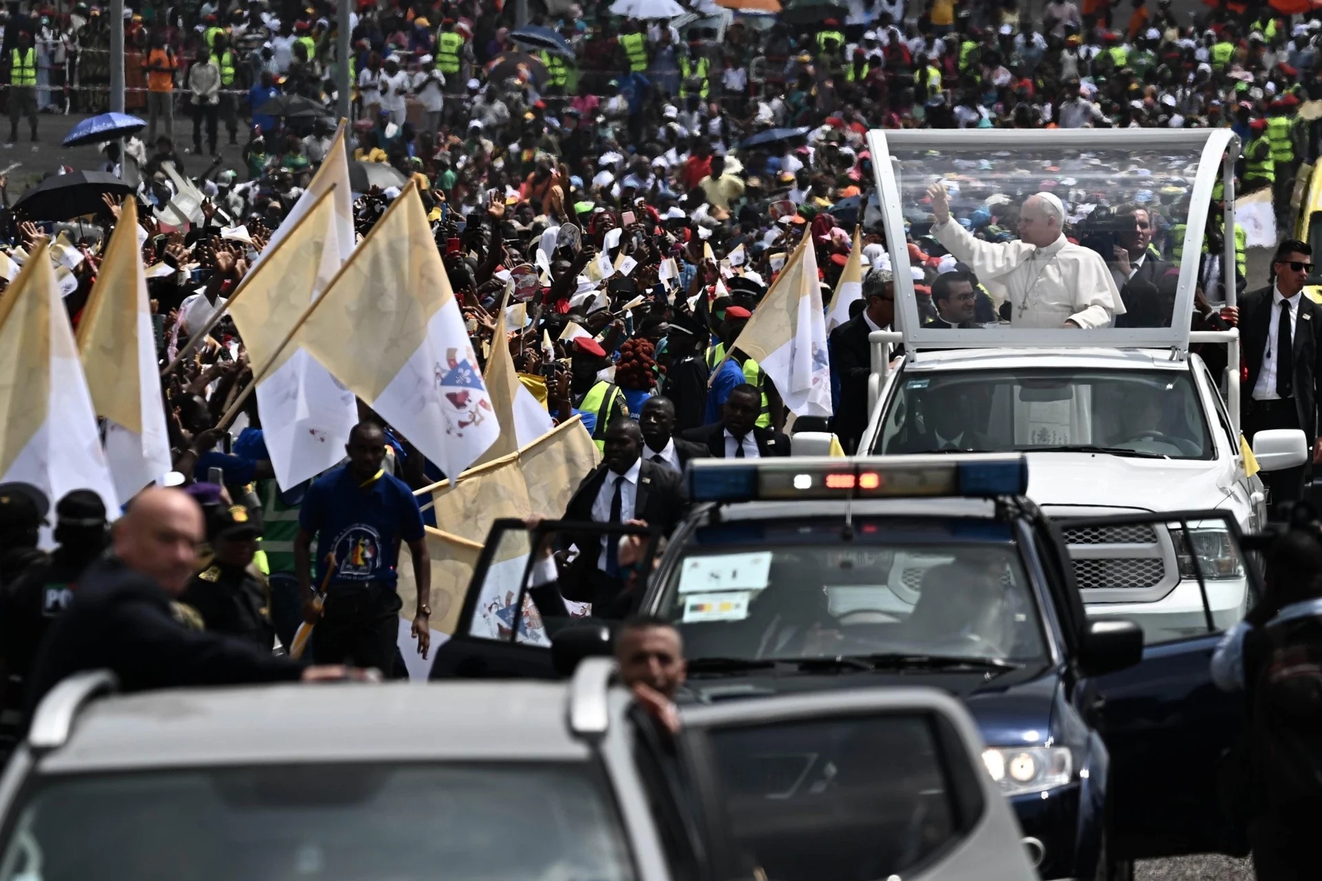 Una multitud sale a las calles a ver al papa León XIV durante su visita a Duala, Camerún.
