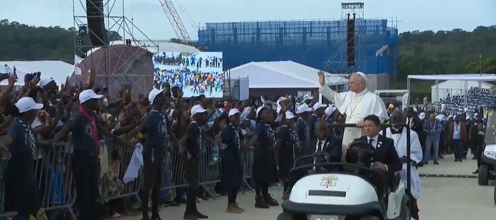 El papa León XIV saluda a la población durante su estancia en Angola.