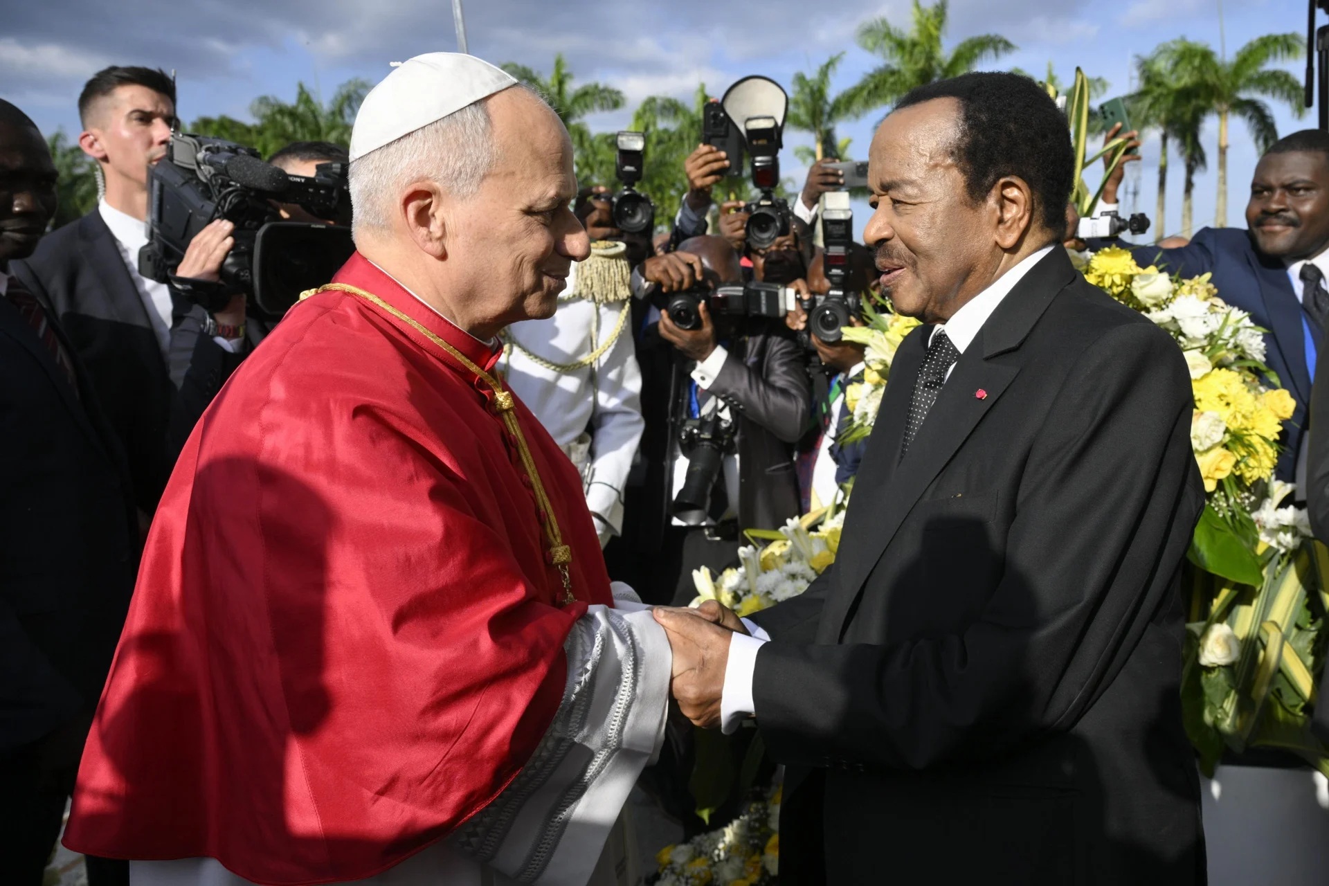 El papa León XIV, durante su encuentro con el presidente de Camerún, Paul Biya.