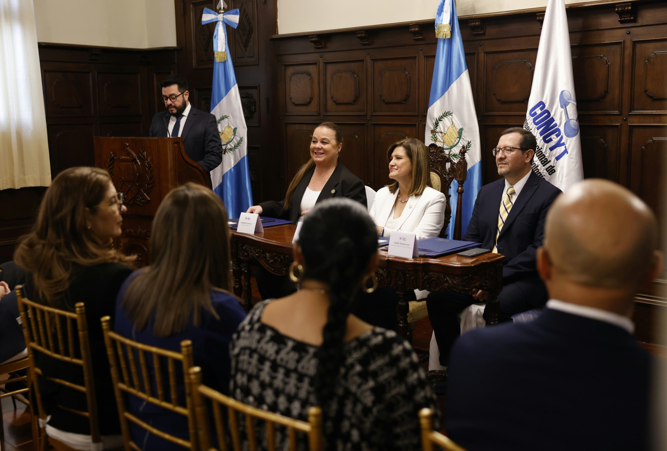 En el acto de firma de memorando entre la Senacyt y el Mineduc participó la vicepresidenta Karin Herrera, como testigo de honor.