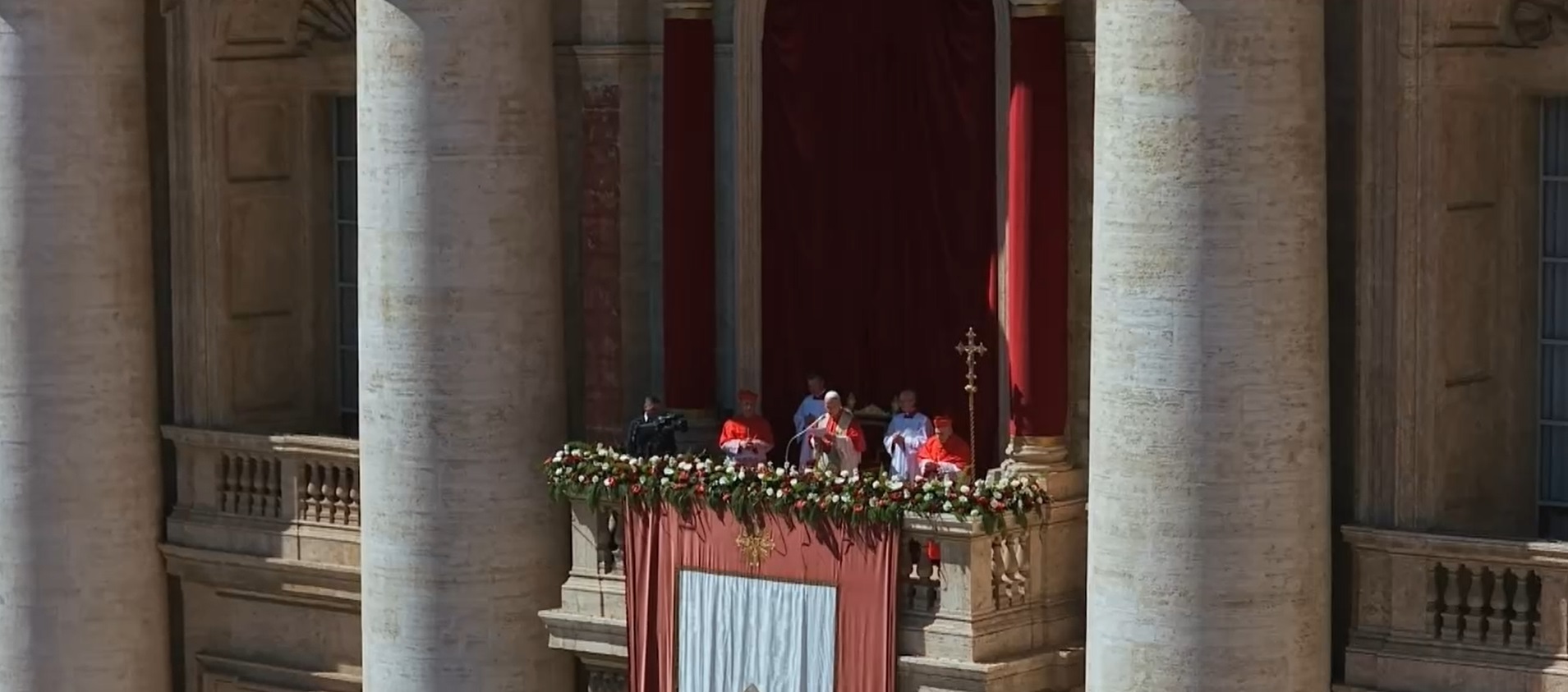 El papa León XIV imparte la bendición Urbi et Orbi frente a la plaza de San Pedro y hace un llamado por la paz en el mundo.