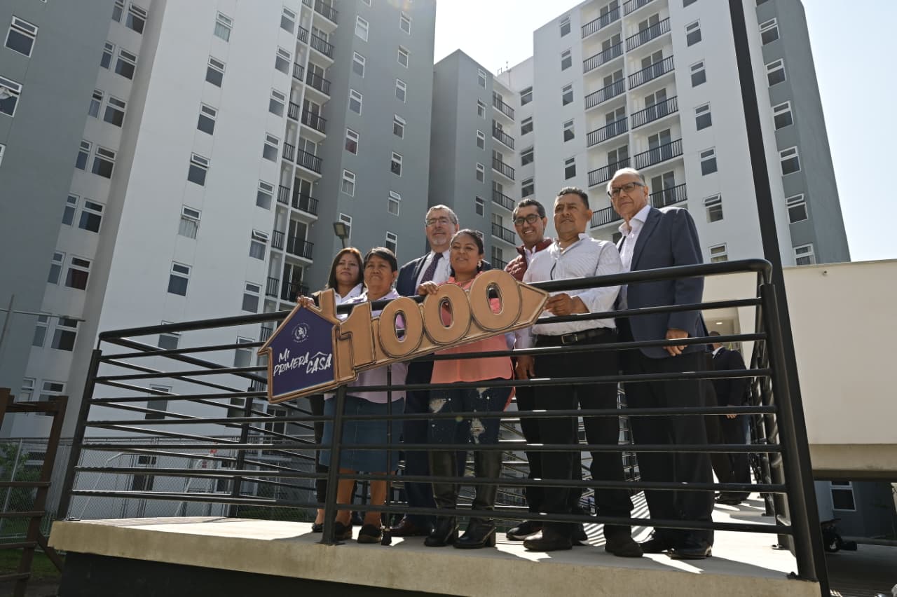 Presidente Bernardo Arévalo entrega de la casa mil de Mi Primera Casa