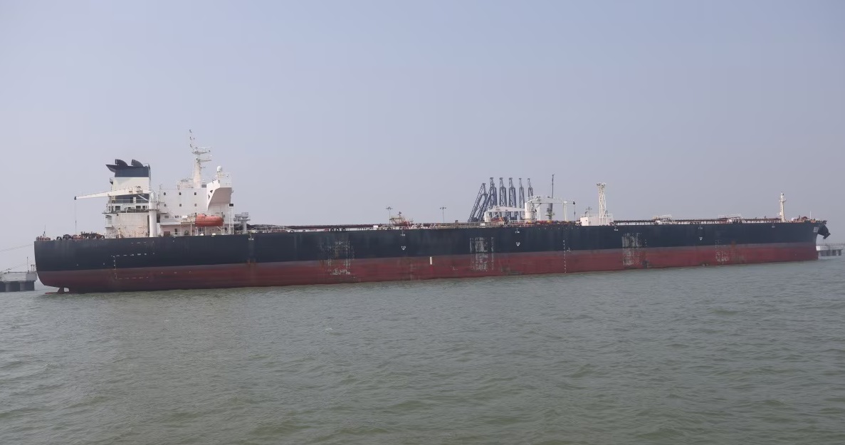 El cierre del paso por el estrecho de Ormuz ha disparado el precio mundial del petróleo.