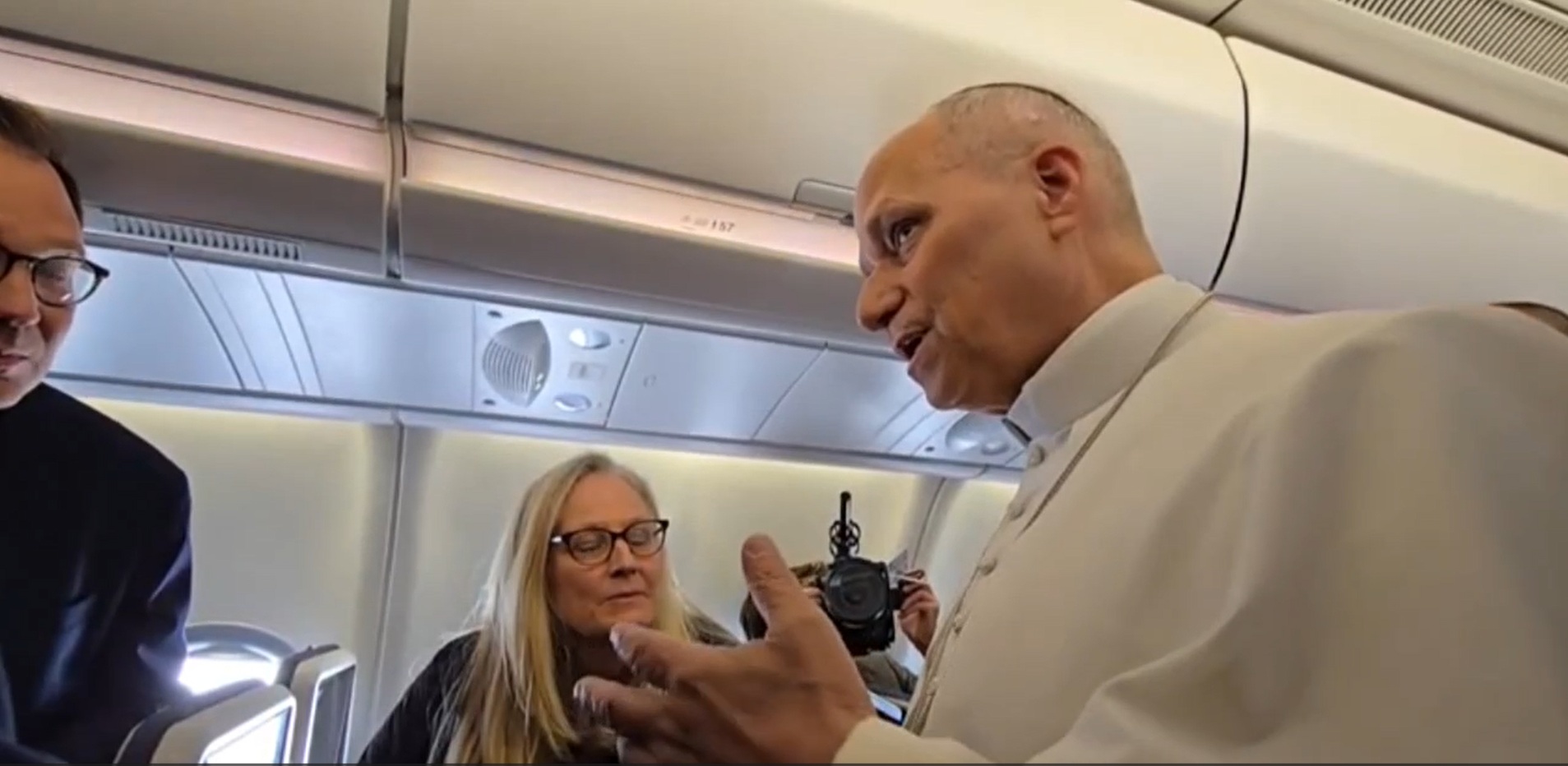 El papa León XIV habla con periodistas durante su viaje a Argelia sobre los señalamientos de Trump.
