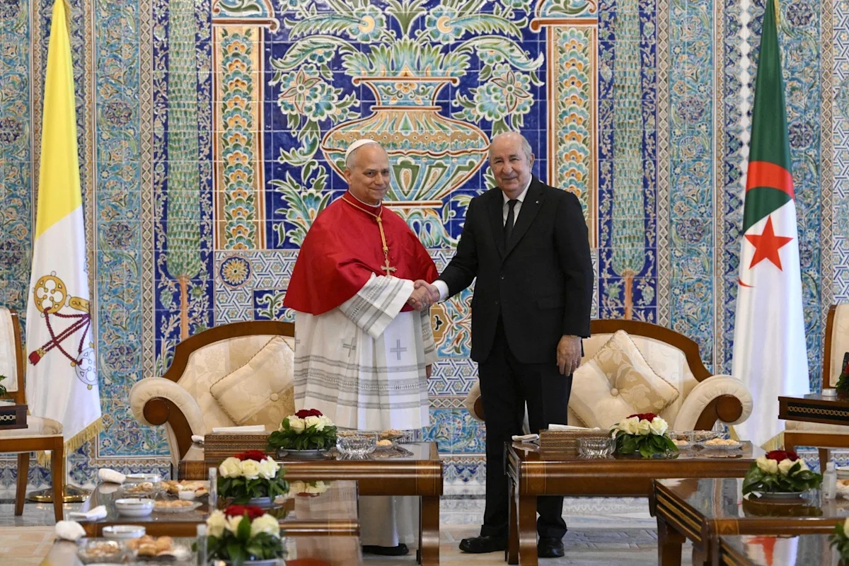 El papa León XIV, durante la ceremonia en la que fue recibido por el presidente de Argelia Abdelmadjid Tebboune.