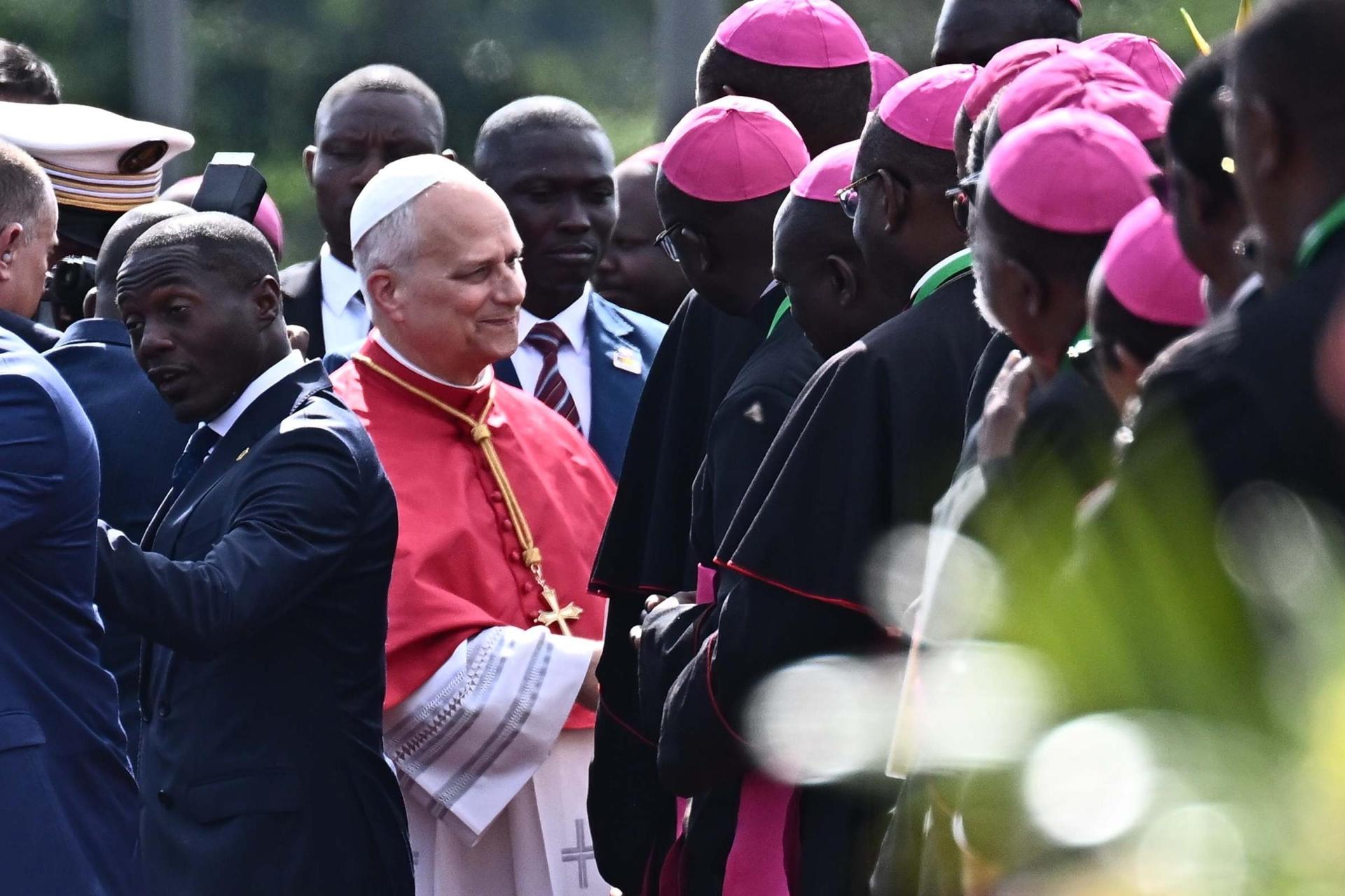 Obispos de Camerún saludan al papa León XIV a su llegada a ese país.