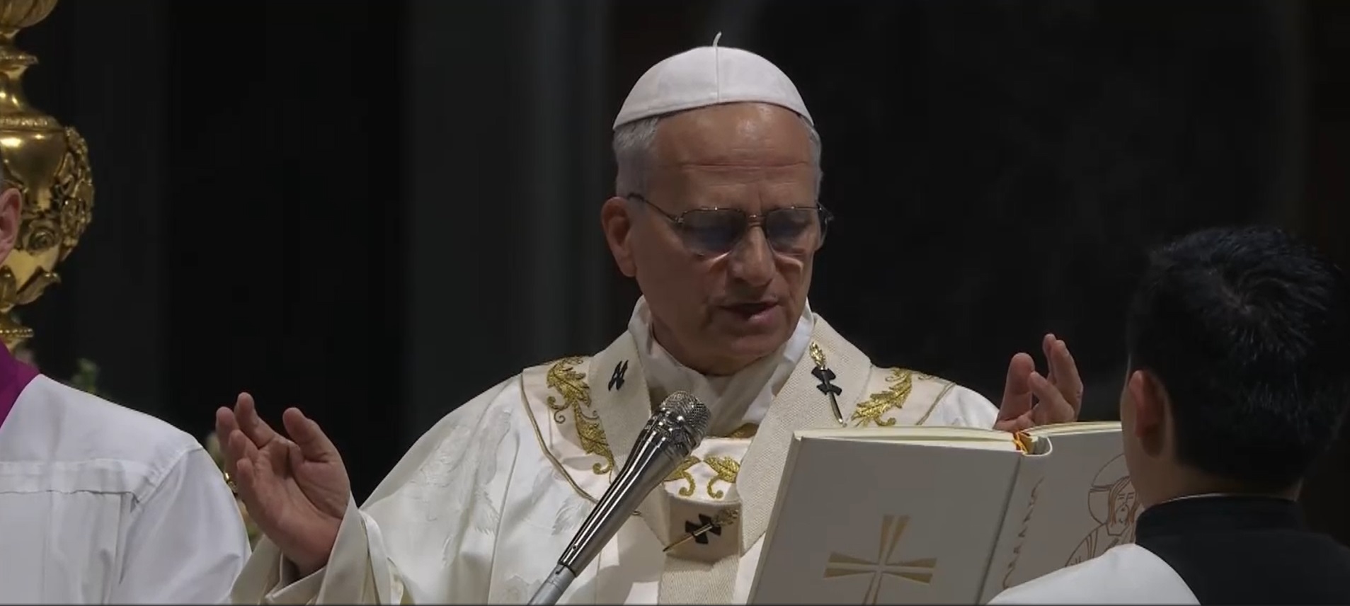 El papa León XIV, durante la Vigilia Pacual de este Sábado Santo, en la Basílica de San Pedro.