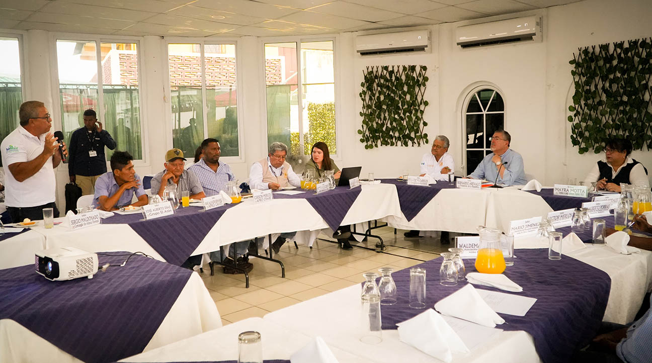 El presidente Bernardo Arévalo, durante reunión con representantes de la pesca artesanal de Champerico.