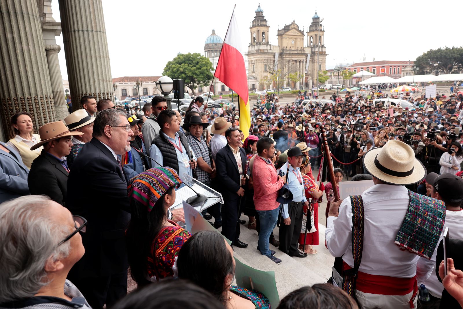 El presidente Bernardo Arévalo, durante su encuentro con autoridades indígenas del país.