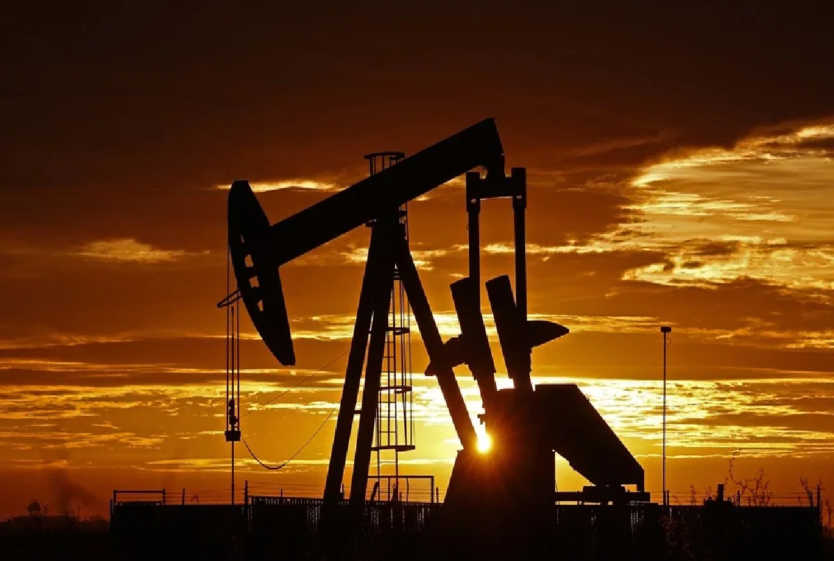 El precio del petróleo de Texas cierra la semana con una caída del 13 % en espera de apertura del estrecho de Ormuz.